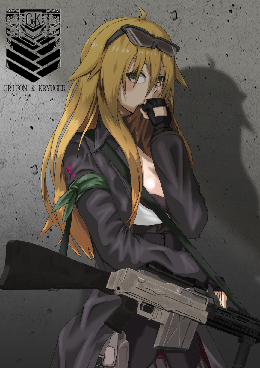 1girl bangs black_gloves black_jacket blonde_hair blush brown_scarf covering_mouth eyebrows_visible_through_hair eyewear_on_head feet_out_of_frame fingerless_gloves flatbox girls'_frontline gloves green_eyes griffin_&amp;_kryuger gun highres holding holding_gun holding_weapon jacket long_hair looking_at_viewer m1918_(girls'_frontline) m1918_bar machine_gun mod3_(girls'_frontline) open_clothes open_jacket scarf simple_background solo standing sunglasses wall weapon