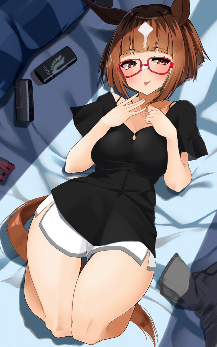 1girl alternate_costume animal_ears bed black_shirt blush breasts brown_hair cleavage commentary_request dolphin_shorts highres horse_ears horse_girl horse_tail komb large_breasts looking_at_viewer lying multicolored_hair on_back on_bed red-framed_eyewear red_eyes shirt short_hair short_sleeves shorts smile solo streaked_hair tail tongue tongue_out transcend_(umamusume) umamusume white_hair white_shorts