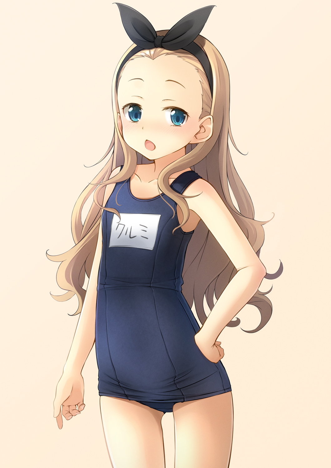 1girl bare_arms bare_shoulders black_hairband black_ribbon blonde_hair blue_eyes blue_swimsuit blush brown_background chestnut_mouth collarbone commentary_request forehead hair_ribbon hairband hand_on_hip highres kurumi_(lycoris_recoil) long_hair looking_at_viewer lycoris_recoil old_school_swimsuit one-piece_swimsuit open_mouth ribbon school_swimsuit shibacha simple_background solo standing swimsuit very_long_hair