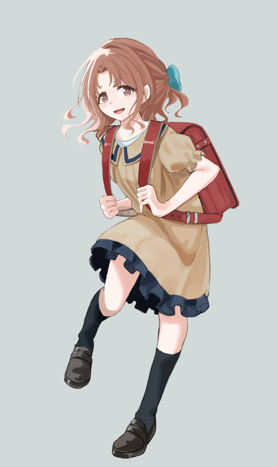1girl backpack bag bangs bow brown_dress brown_hair dress full_body grey_background hair_bow half_updo highres ichikawa_hinana idolmaster idolmaster_shiny_colors looking_at_viewer md-h18 parted_bangs puffy_short_sleeves puffy_sleeves randoseru red_bag short_sleeves simple_background smile solo standing standing_on_one_leg wavy_hair younger