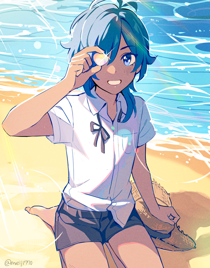 1boy alternate_costume bangs barefoot beach black_ribbon black_shorts blue_eyes blue_hair blush child dark-skinned_female dark_skin day genshin_impact hat hat_removed headwear_removed holding kaeya_(genshin_impact) looking_at_viewer male_child male_focus meiji_(meiji770) neck_ribbon outdoors ribbon sand shirt shorts solo sparkle straw_hat twitter_username undone_neck_ribbon water white_shirt younger