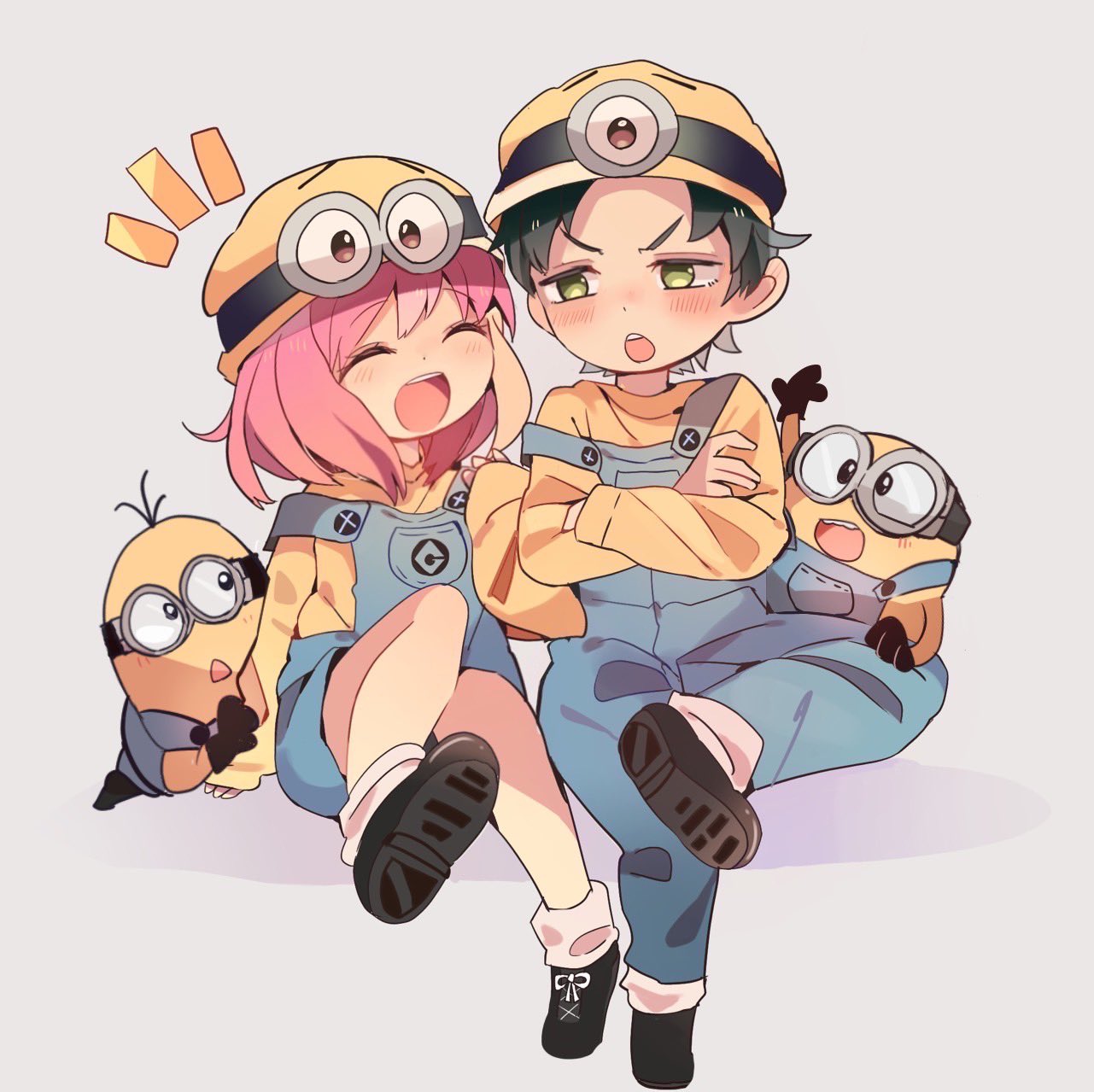 1boy 1girl 2others anya_(spy_x_family) bangs black_footwear black_hair blush child commentary_request cosplay crossed_arms damian_desmond despicable_me female_child gloves goggles green_eyes highres looking_at_another male_child minion_(despicable_me) minion_(despicable_me)_(cosplay) multiple_others nose_blush open_mouth overalls pink_hair short_hair smile spy_x_family teeth upper_teeth white_background yellow_headwear yupo_0322