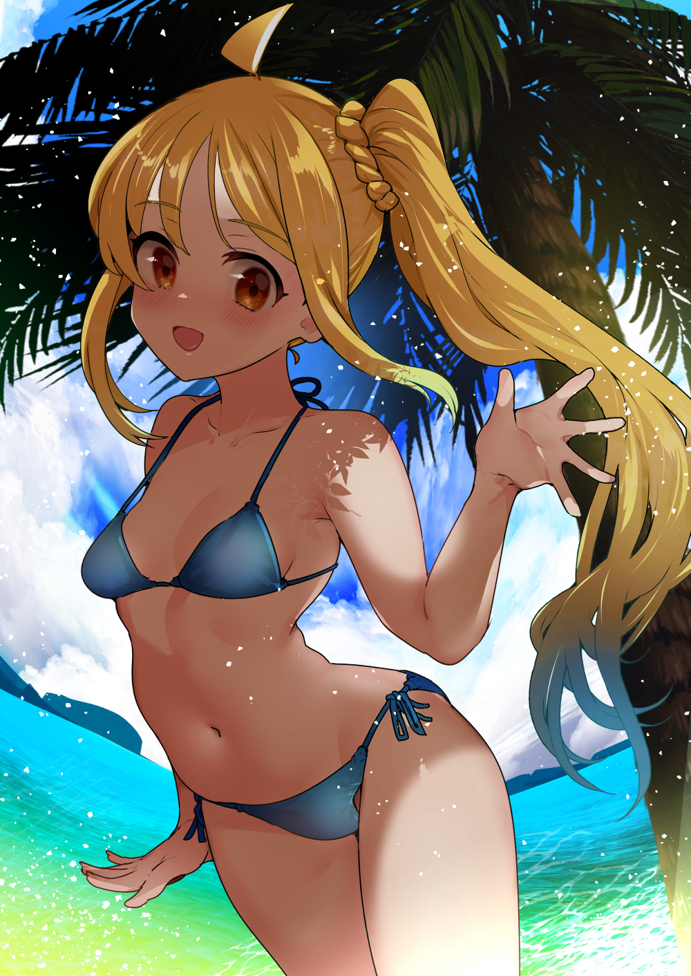 1girl ahoge bangs bikini blonde_hair blue_bikini blue_sky bocchi_the_rock! brown_eyes cloud commentary_request cowboy_shot dappled_sunlight day highres ijichi_nijika long_hair nakasone_haiji outdoors palm_tree shade side-tie_bikini_bottom side_ponytail sidelocks sky smile solo sunlight swimsuit tree water waving