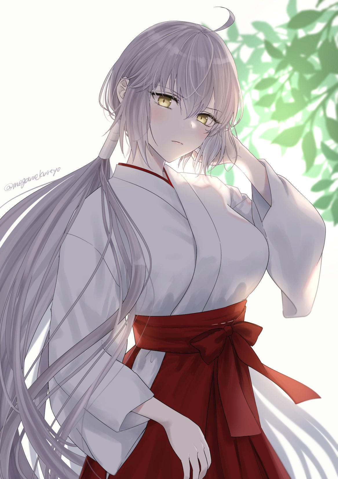 1girl ahoge backlighting bangs blush breasts fate/grand_order fate_(series) grey_hair hakama highres japanese_clothes jeanne_d'arc_alter_(avenger)_(fate) jeanne_d'arc_alter_(fate) kimono large_breasts long_hair long_sleeves looking_at_viewer low_ponytail omizu_(omz) red_hakama solo very_long_hair white_kimono wide_sleeves yellow_eyes