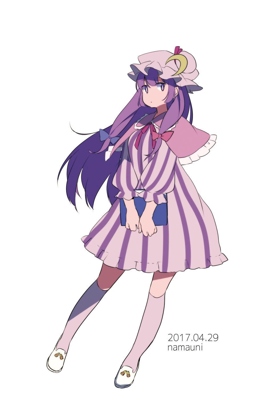 1girl artist_name blue_bow book bow closed_mouth crescent crescent_hat_ornament dated dress full_body hair_bow hat hat_ornament highres holding holding_book kneehighs long_hair long_sleeves mob_cap namauni one-hour_drawing_challenge patchouli_knowledge purple_dress purple_eyes purple_hair purple_headwear purple_socks red_bow shoes sidelocks simple_background socks solo striped striped_dress touhou vertical-striped_dress vertical_stripes white_background white_footwear