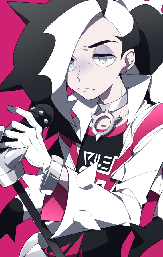 1boy bangs belt black_hair bracelet closed_mouth collar commentary_request cropped_jacket eyeshadow frown gloves green_eyes grey_eyeshadow hands_up high_collar jacket jewelry long_hair makeup male_focus microphone microphone_stand multicolored_hair pale_skin piers_(pokemon) pink_background pokemon pokemon_(game) pokemon_swsh saku_anna shirt simple_background solo two-tone_hair upper_body white_hair white_jacket