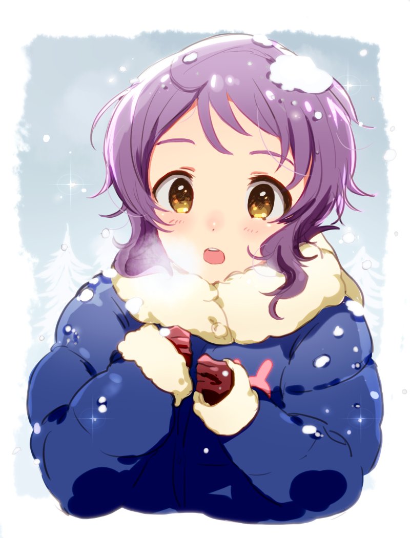 1girl anaroguya bangs blue_coat border breath brown_gloves coat commentary dot_nose fur-trimmed_collar fur-trimmed_sleeves fur_trim gloves grey_sky hands_up idolmaster idolmaster_million_live! light_blush looking_at_viewer makabe_mizuki open_mouth purple_hair short_hair sidelocks snow snow_on_head solo sparkle teeth tree upper_body upper_teeth_only wavy_hair white_border yellow_eyes