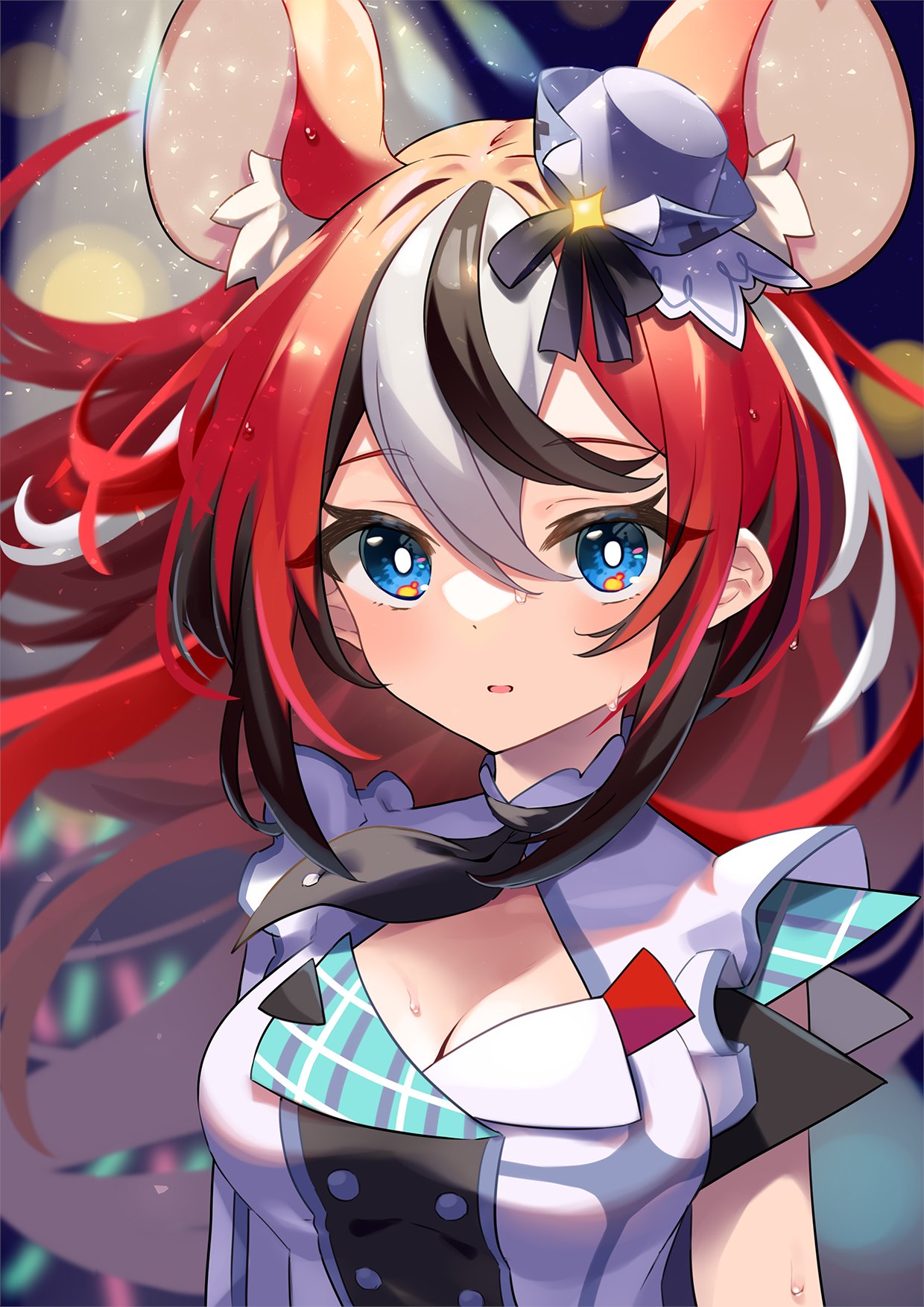 1girl animal_ear_fluff animal_ears black_hair blue_eyes blue_headwear breasts cleavage commentary english_commentary hair_between_eyes hakos_baelz highres hololive hololive_english kutata long_hair looking_at_viewer medium_breasts mouse_ears multicolored_hair parted_lips red_hair shirt sleeveless sleeveless_shirt solo streaked_hair tilted_headwear upper_body very_long_hair virtual_youtuber white_hair white_shirt