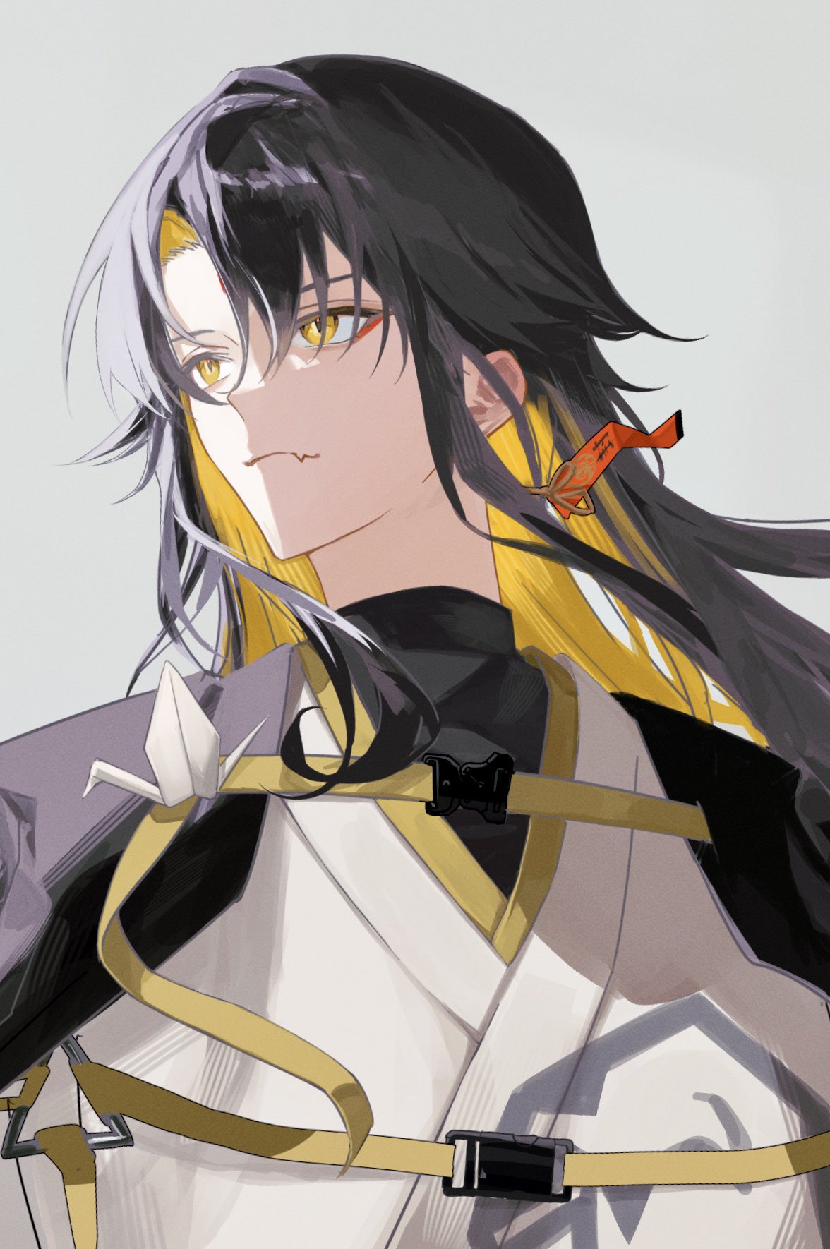 1boy amn_ic01 belt black_cape black_hair black_shirt blonde_hair cape colored_inner_hair earrings facial_mark fang forehead_mark grey_background hair_between_eyes highres holostars japanese_clothes jewelry kimono long_hair looking_to_the_side male_focus mismatched_earrings multicolored_hair official_alternate_costume origami paper_crane red_eyeliner shirt simple_background skin_fang smile solo turtleneck two-tone_hair upper_body virtual_youtuber white_kimono yatogami_fuma yatogami_fuma_(3rd_costume) yellow_belt yellow_eyes