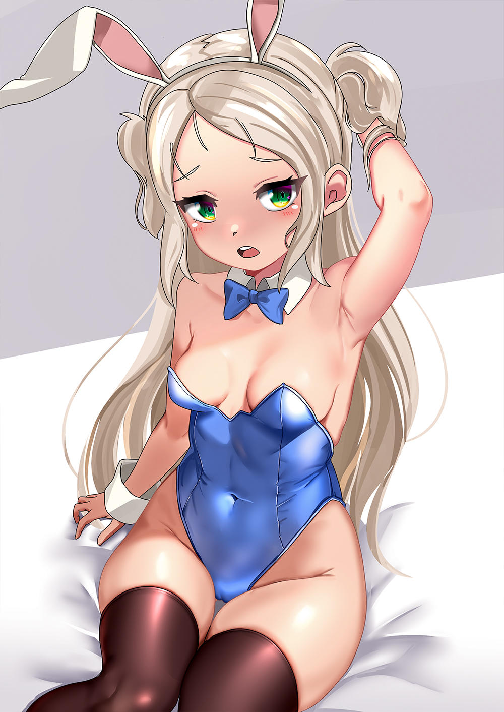 1girl animal_ears arm_up armpits azur_lane bare_shoulders black_thighhighs blonde_hair blue_bow blue_bowtie blue_leotard blush bow bowtie breasts breasts_apart cameltoe covered_navel dedorudy detached_collar fake_animal_ears green_eyes highres leotard long_hair looking_at_viewer medium_breasts open_mouth playboy_bunny rabbit_ears sidelocks sims_(azur_lane) sitting solo teeth thighhighs two_side_up upper_teeth_only wrist_cuffs