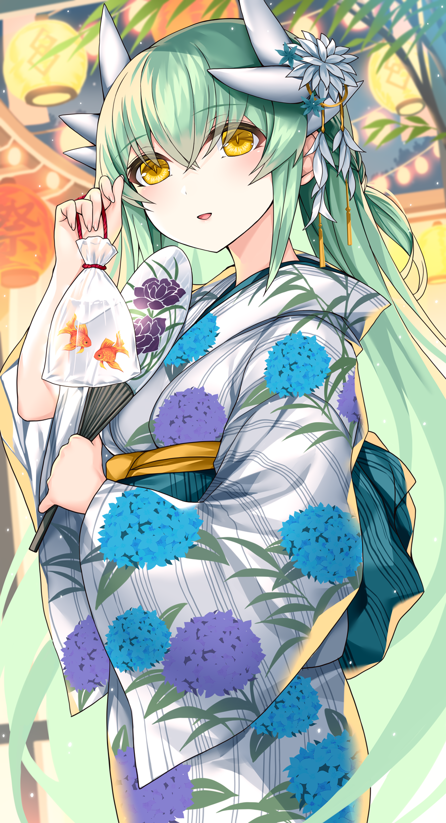 1girl alternate_costume blush commentary_request dragon_girl dragon_horns fate/grand_order fate_(series) fish floral_print goldfish green_hair green_sash highres holding horns japanese_clothes kimono kiyohime_(fate) long_hair long_sleeves looking_at_viewer morizono_shiki parted_lips sash smile solo wide_sleeves yellow_eyes yukata