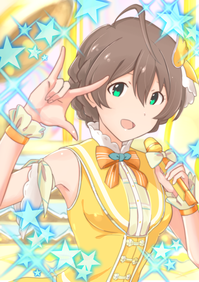 1girl \m/ ahoge arm_up bare_shoulders blurry blurry_background bow bowtie braid breasts brown_hair dot_nose dress green_eyes hair_between_eyes hand_up highres holding holding_microphone idolmaster idolmaster_million_live! idolmaster_million_live!_theater_days jun_(seiga50434455) light_brown_hair looking_at_viewer macross macross_frontier medium_breasts microphone open_mouth orange_bow orange_bowtie orange_wristband parody ranka_lee sakuramori_kaori seikan_hikou short_hair sleeveless sleeveless_dress smile solo stage star_(symbol) upper_body wing_hair_ornament yellow_dress