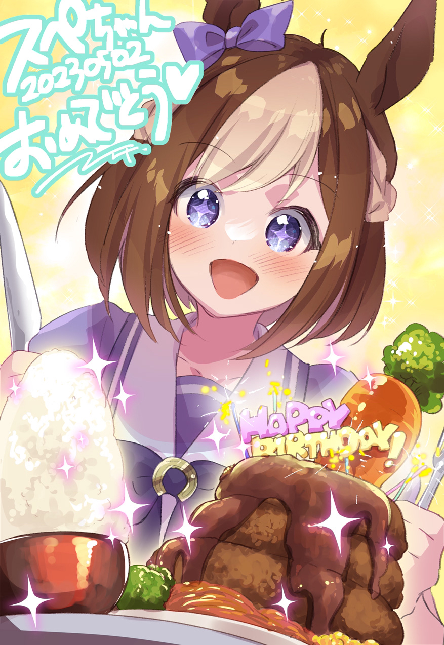 +_+ 1girl :d animal_ears blue_bow blue_eyes blue_shirt bow bowl brown_hair carrot commentary_request ear_bow ech food fork highres holding holding_fork holding_knife horse_ears knife multicolored_hair puffy_short_sleeves puffy_sleeves rice rice_bowl school_uniform shirt short_sleeves smile solo special_week_(umamusume) tracen_school_uniform translation_request two-tone_hair umamusume white_hair