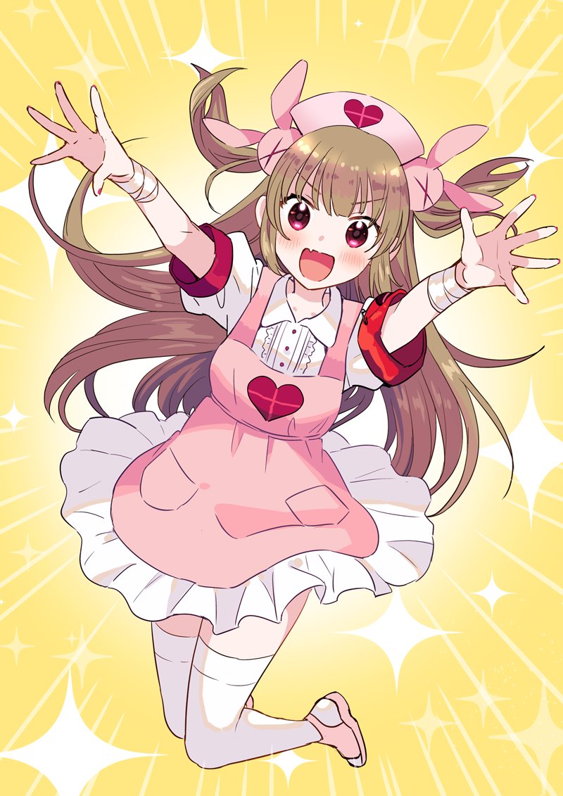 &gt;_&lt; 1girl :d apron bandaged_wrist bandages blush brown_hair center_frills collared_dress commentary dress fang frills full_body hair_ornament hat heart heart_print itoyoshi_ryouichi long_hair looking_at_viewer natori_sana nurse_cap open_mouth outstretched_arms pink_apron pink_footwear pink_headwear puffy_short_sleeves puffy_sleeves rabbit_hair_ornament red_eyes sana_channel short_sleeves slippers smile solo sparkle thighhighs two_side_up v-shaped_eyebrows virtual_youtuber white_dress white_thighhighs yellow_background