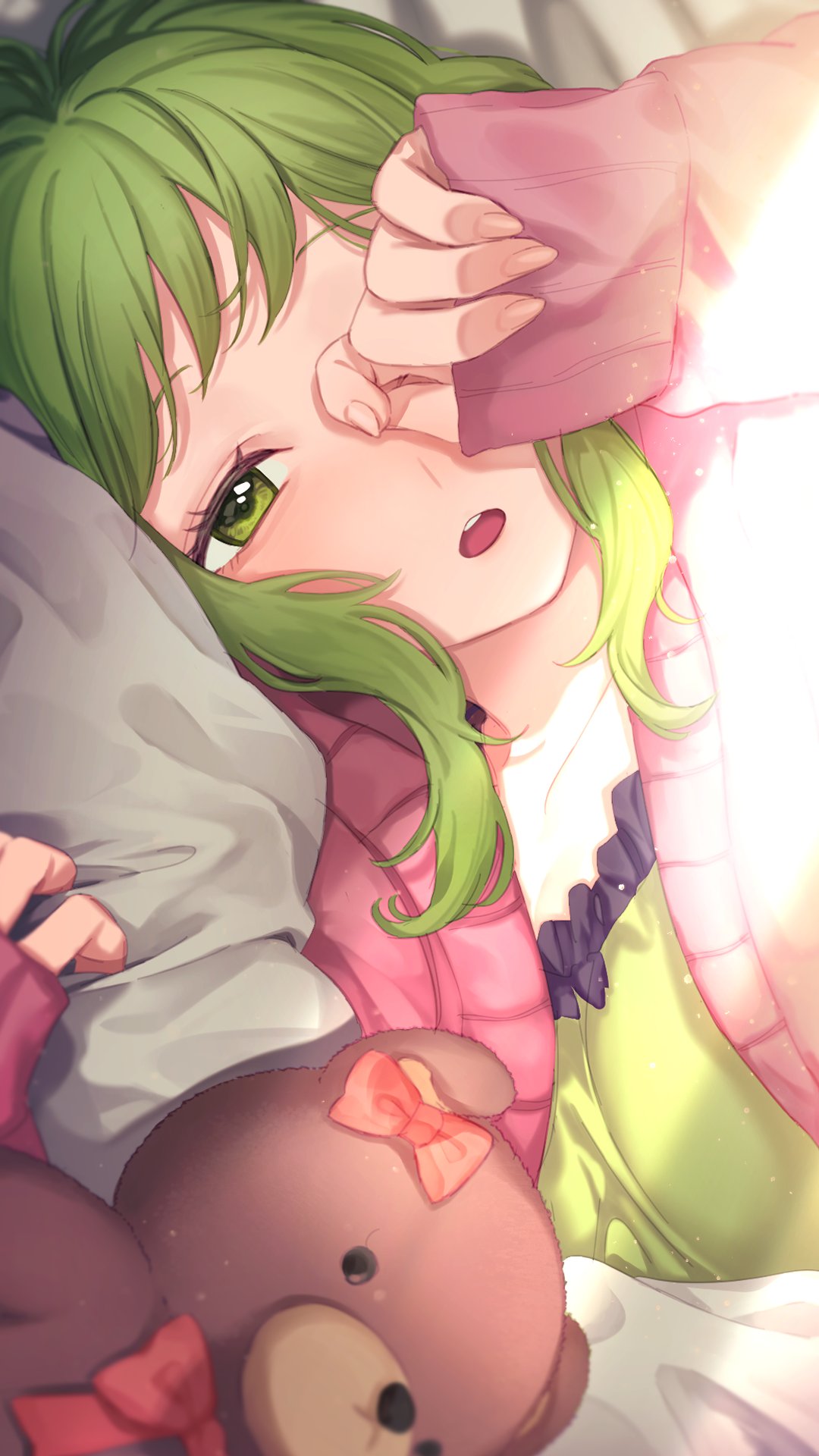 1girl bed_sheet bow camisole cardigan fingernails green_camisole green_eyes green_hair highres holding holding_pillow long_hair looking_at_viewer lying meiji_manjimaru morinaka_kazaki nijisanji one_eye_covered open_mouth pillow pink_cardigan red_bow rubbing_eyes sleepy sleeves_past_wrists solo stuffed_animal stuffed_toy sunlight teddy_bear teeth upper_body upper_teeth_only virtual_youtuber