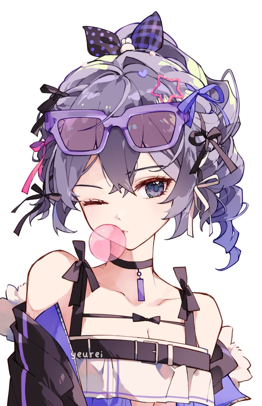 1girl alternate_costume bare_shoulders black_choker black_jacket bubble_blowing choker commentary_request eyewear_on_head grey_eyes hair_ribbon highres honkai:_star_rail honkai_(series) jacket looking_at_viewer off_shoulder one_eye_closed purple_hair ribbon short_hair silver_wolf_(honkai:_star_rail) simple_background solo sunglasses upper_body white_background yeurei