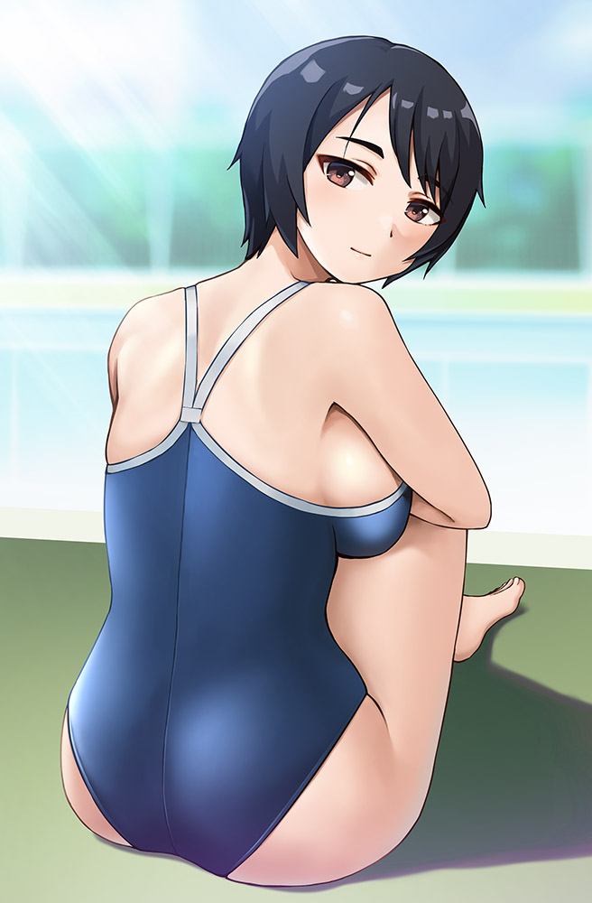 1girl ass backboob barefoot black_hair breasts brown_eyes closed_mouth commentary_request from_behind hashi looking_at_viewer medium_breasts original poolside school_swimsuit short_hair sitting smile solo swept_bangs swimsuit tomboy