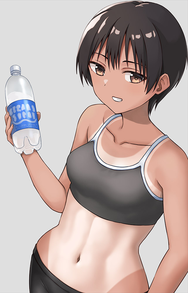 1girl abs black_tank_top bottle breasts brown_eyes commentary_request grin hashi holding holding_bottle looking_at_viewer medium_breasts navel one-piece_tan original short_hair simple_background smile solo tan tank_top tanlines tomboy water_bottle