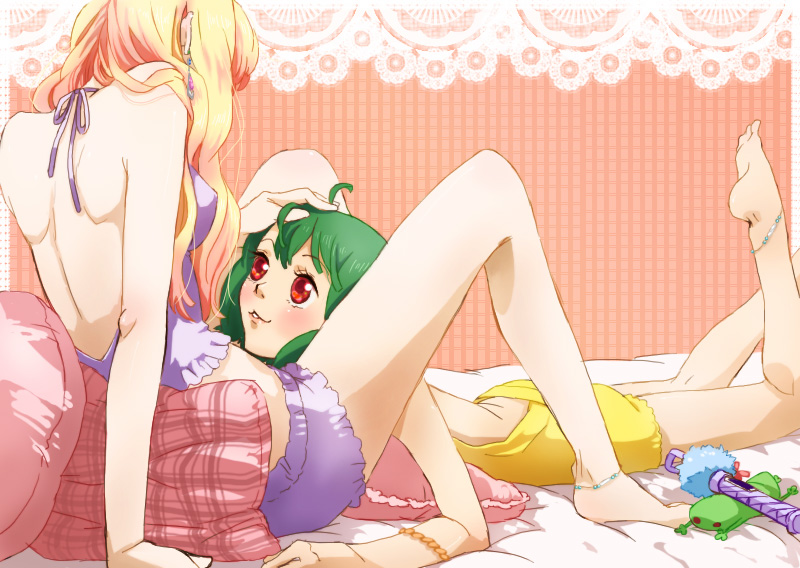 anklet backless_outfit bad_id bad_pixiv_id bare_back barefoot bed blonde_hair blush eye_contact feet green_hair jewelry kurage long_hair looking_at_another lying macross macross_frontier multiple_girls on_stomach pillow ranka_lee red_eyes sheryl_nome shoulder_blades yuri