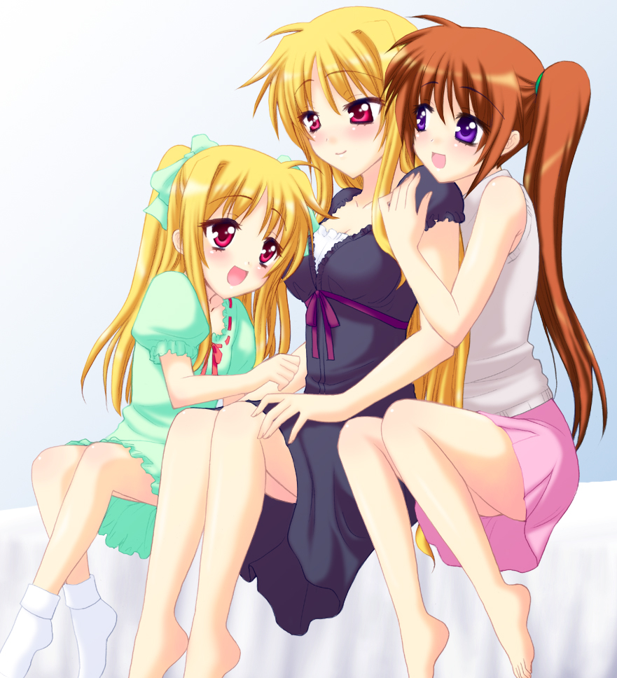 :d alicia_testarossa bare_shoulders barefoot bed bed_sheet blanket blonde_hair blush bow closed_mouth fate_testarossa hair_bow height_difference hug lyrical_nanoha mahou_shoujo_lyrical_nanoha_strikers multiple_girls on_bed open_mouth ponytail red_eyes saki_chisuzu siblings side_ponytail sisters sitting smile takamachi_nanoha time_paradox toes twintails yuri