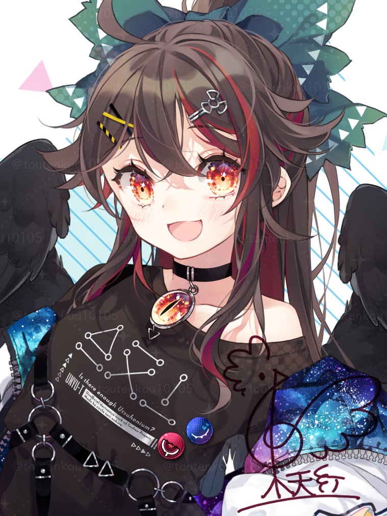 1girl ahoge artist_logo badge black_choker black_hair black_shirt black_wings bow button_badge choker feathered_wings green_bow hair_between_eyes hair_bow hair_ornament hairclip jacket long_hair multicolored_hair off-shoulder_shirt off_shoulder open_mouth ponytail red_eyes red_hair reiuji_utsuho shirt sidelocks smile solo strap streaked_hair touhou toutenkou twitter_username upper_body watermark white_background white_jacket wings