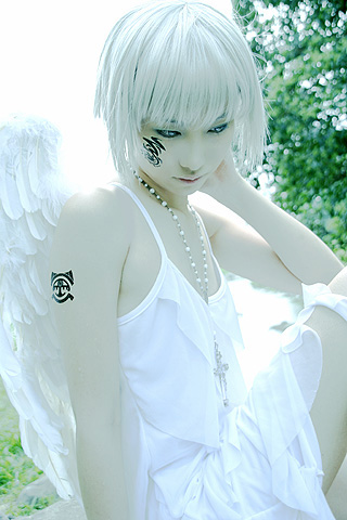 androgynous asian cosplay jewelry lowres makeup necklace original pale_skin photo short_hair solo tattoo white_hair white_wings wings