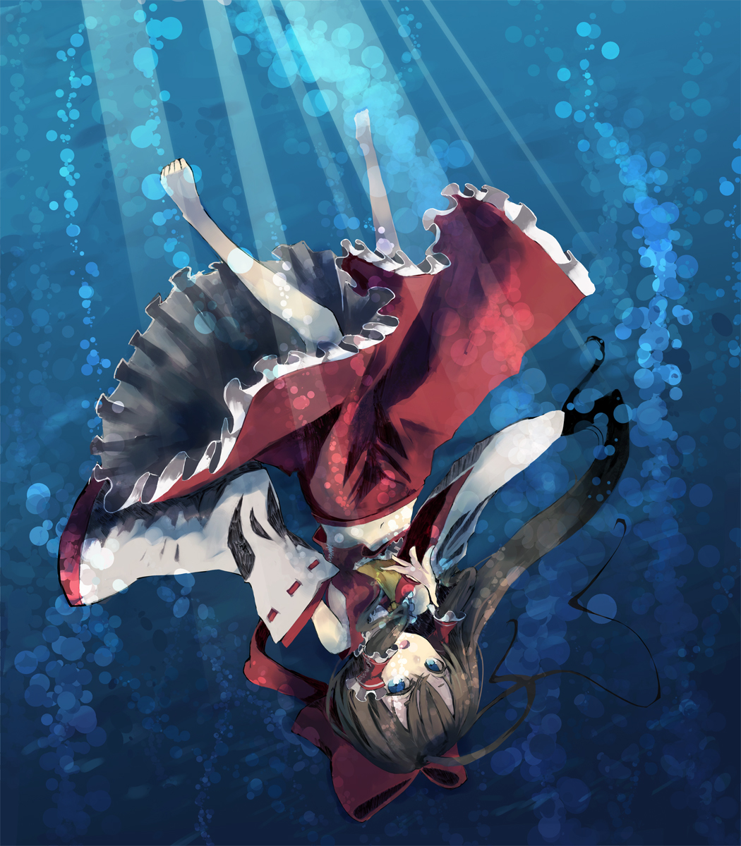 barefoot beckoning blue_eyes bow brown_hair bubble detached_sleeves foreshortening frills gathers hair_bow hakurei_reimu highres light_rays long_hair looking_at_viewer midriff navel open_mouth outstretched_hand skirt solo sunbeam sunlight touhou underwater upside-down yudough