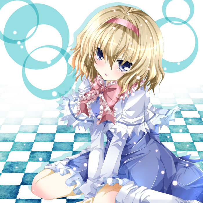 alice_margatroid bad_id bad_pixiv_id blonde_hair blue_eyes blush capelet checkered hairband nanase_nao short_hair sitting solo touhou wariza