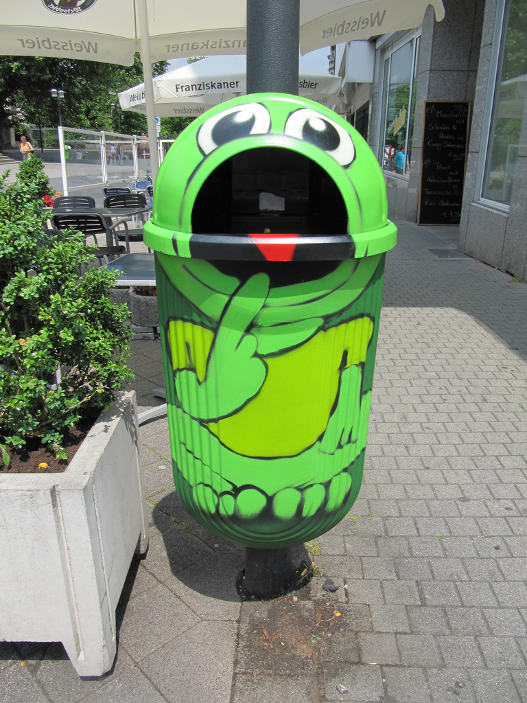 amphibian frog germany real screenorigami trash_can trashcan