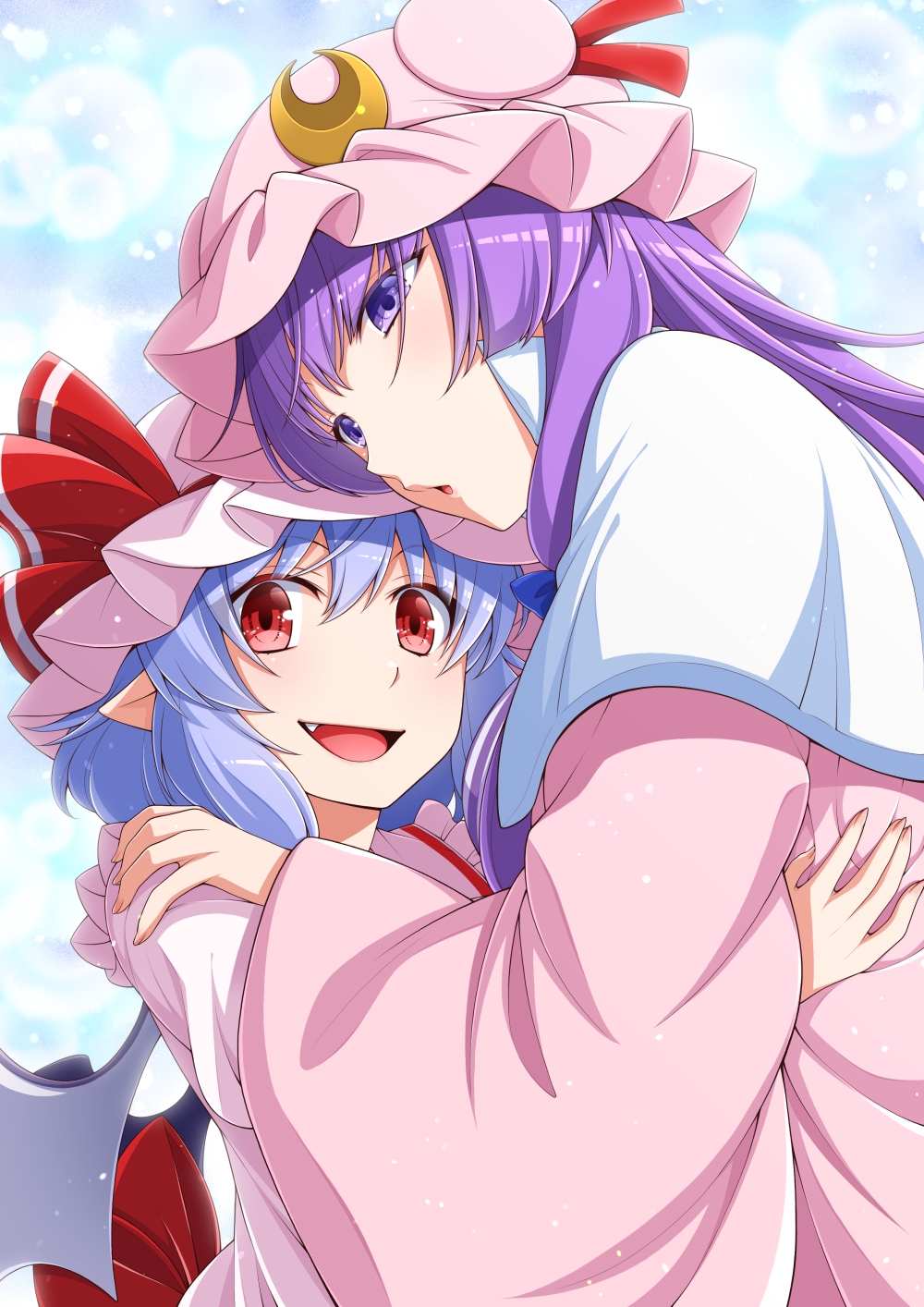 2girls :o bat_wings blue_hair capelet commentary_request crescent crescent_hair_ornament eichi_yuu fang hair_ornament hat hat_ribbon height_difference highres hug long_hair mob_cap multiple_girls open_mouth patchouli_knowledge purple_eyes purple_hair red_eyes red_ribbon remilia_scarlet ribbon robe short_hair smile touhou upper_body wide_sleeves wings