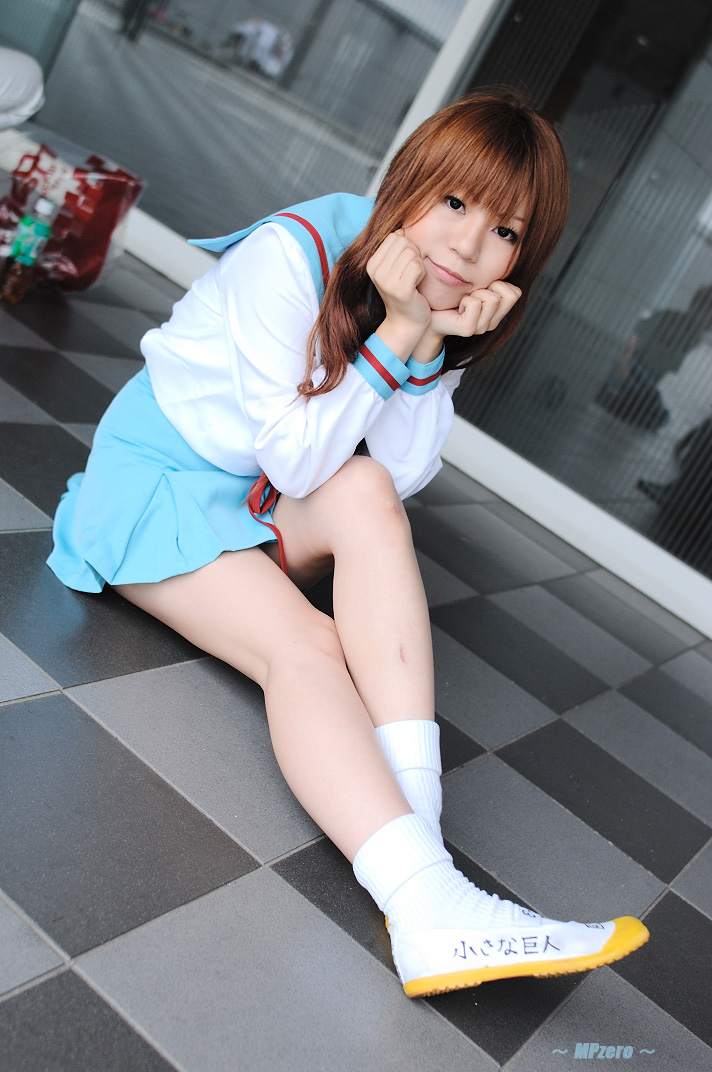 ai asahina_mikuru cosplay footwear photo sailor sailor_uniform school_uniform serafuku socks suzumiya_haruhi_no_yuuutsu
