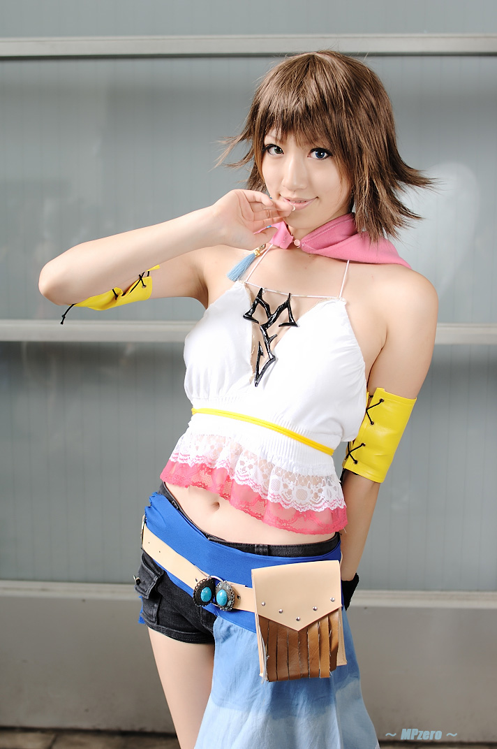 1girl belt cape cosplay final_fantasy final_fantasy_x final_fantasy_x-2 finger_to_mouth halter_top halterneck midriff navel photo saya saya_(cosplayer) shorts smile solo yuna yuna_(cosplay)