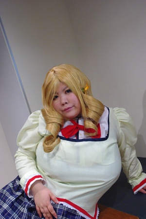 blonde_hair cosplay drill_hair huge_breasts luu mahou_shoujo_madoka_magica photo plump tomoe_mami tomoe_mami_(cosplay) twin_drills