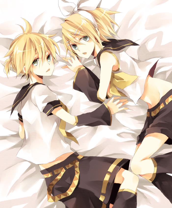 1girl arm_warmers bad_id bad_pixiv_id blonde_hair bow brother_and_sister detached_sleeves grey_eyes hair_bow hair_ornament hairband hairclip kagamine_len kagamine_rin midriff short_hair siblings twins vocaloid yuzuki_karu