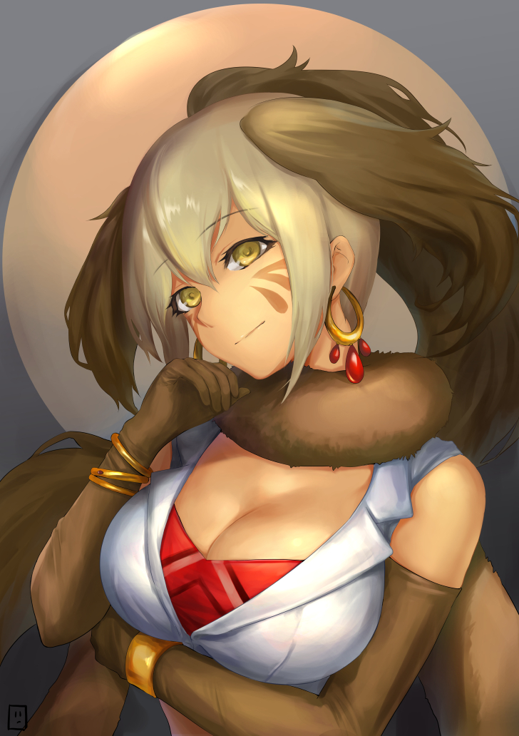 arm_under_breasts bangs bare_shoulders breasts brown_gloves brown_hair cleavage closed_mouth commentary_request crop_top cropped_shirt earrings elbow_gloves eyebrows_visible_through_hair facial_mark fur_scarf gloves grey_hair hand_to_own_mouth hand_up head_tilt high_ponytail hoop_earrings jewelry kemono_friends large_breasts light_smile long_hair looking_at_viewer multicolored_hair north_island_giant_moa_(kemono_friends) ponytail scarf shirt sidelocks sleeveless sleeveless_shirt smile solo tamamushi two-tone_hair upper_body yellow_eyes
