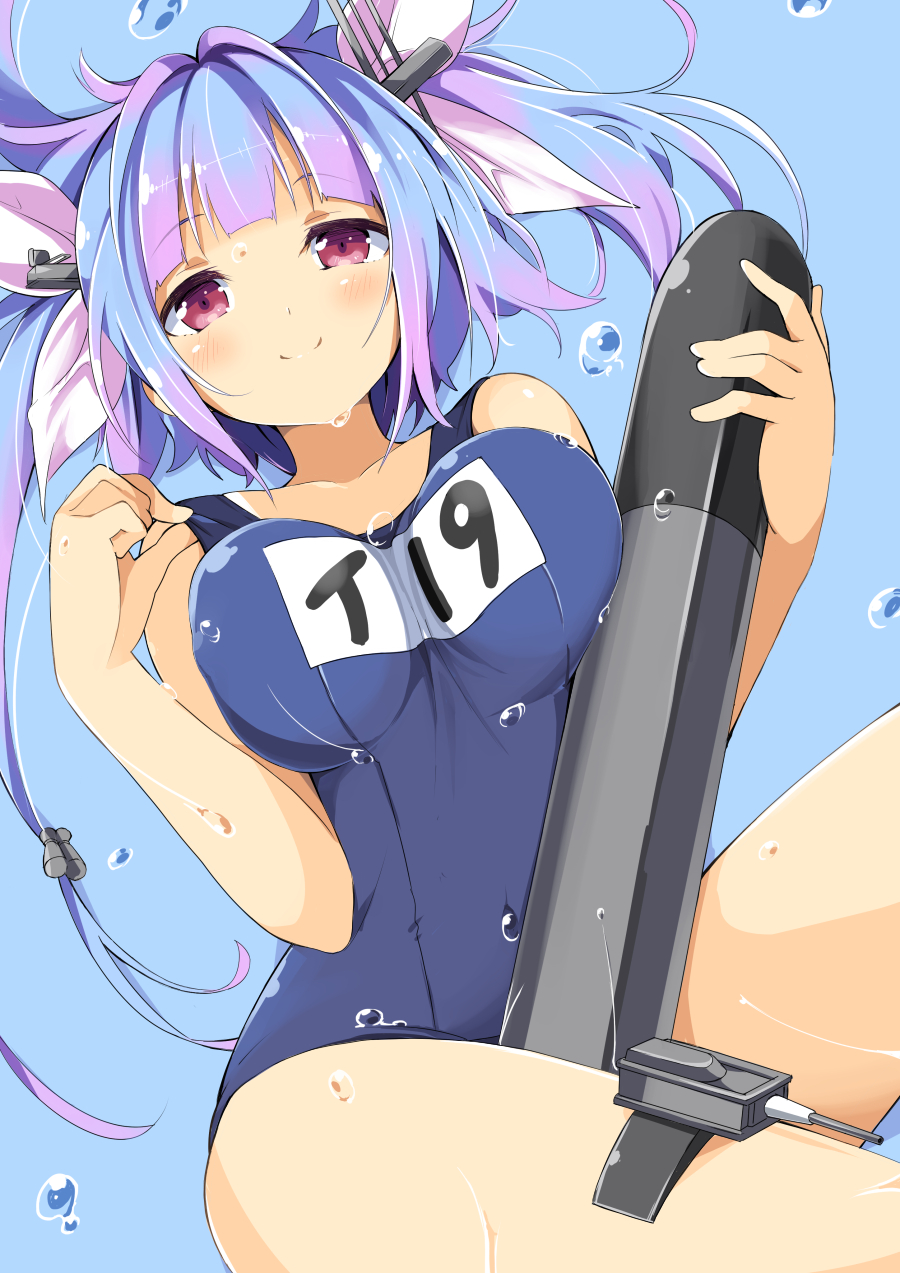 between_legs blue_background blue_hair blush breasts gradient_hair hair_ribbon highres holding holding_torpedo i-19_(kantai_collection) kantai_collection large_breasts long_hair looking_at_viewer multicolored_hair one-piece_swimsuit pink_hair red_eyes ribbon school_swimsuit simple_background smile solo swimsuit torpedo twintails wara_(warapro) wet