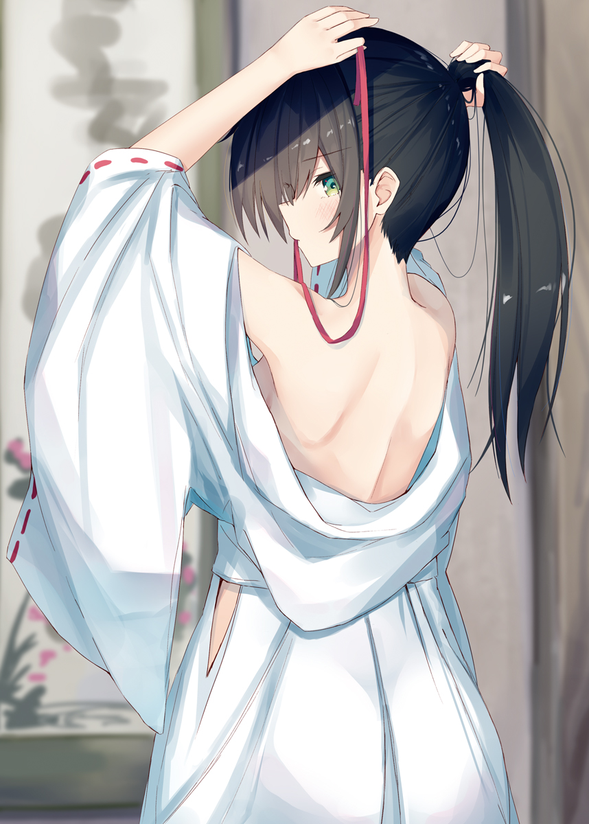 1girl arms_up back bangs bare_shoulders black_hair blurry blurry_background commentary cowboy_shot eyebrows_visible_through_hair from_behind green_eyes hair_between_eyes hairdressing high_ponytail highres hip_vent japanese_clothes kavka kimono long_hair long_sleeves looking_at_viewer looking_back mouth_hold off_shoulder open_clothes open_kimono original ribbon-trimmed_sleeves ribbon_trim shoulder_blades solo tying_hair white_kimono wide_sleeves