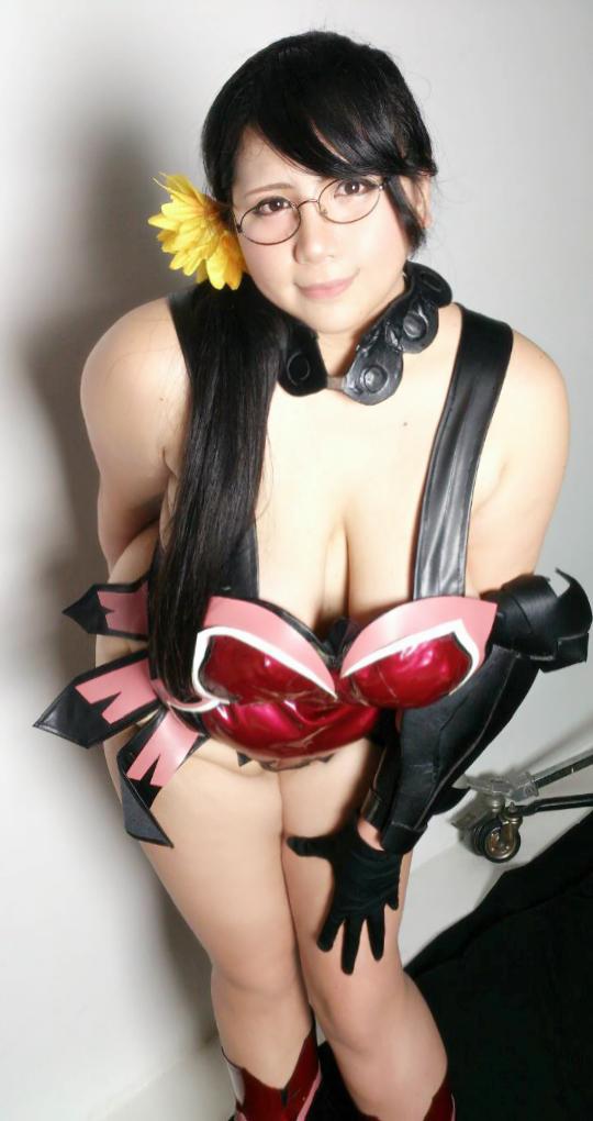 armor asian black_hair breasts cattleya cattleya_(cosplay) chouzuki_maryou corset cosplay flower gauntlets glasses gloves hanging_breasts leaning_forward photo plump ponytail queen's_blade queen's_blade smile solo thick_thighs thighs
