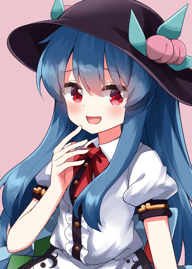 1girl black_hat blue_hair blush bow bowtie buttons center_frills collared_shirt eyes_visible_through_hair frills hair_between_eyes hand_up hat hinanawi_tenshi long_hair looking_at_viewer open_mouth pink_background puffy_short_sleeves puffy_sleeves red_bow red_bowtie red_eyes ruu_(tksymkw) shirt short_sleeves sidelocks simple_background smug solo split_mouth touhou upper_body white_shirt