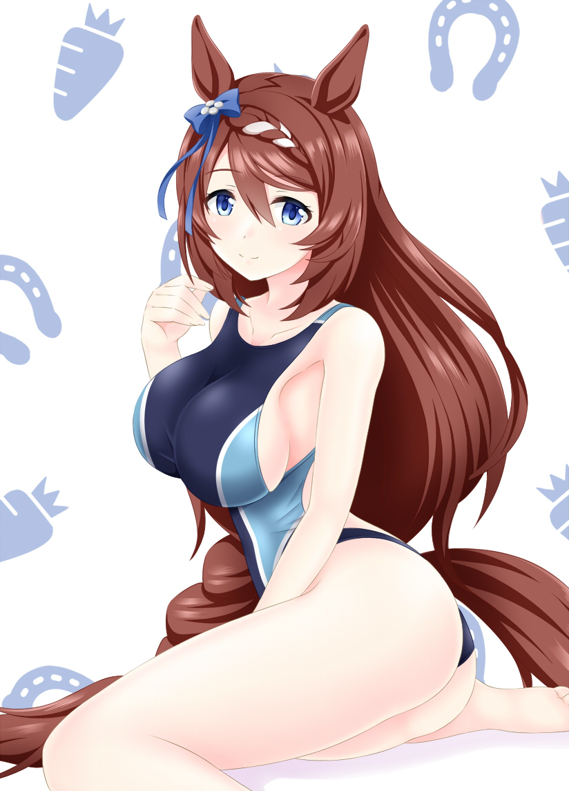 1girl alternate_costume animal_ears ass blue_bow blue_eyes blue_one-piece_swimsuit bow braid braided_ponytail breasts brown_hair carrot_print closed_mouth commentary_request competition_swimsuit ear_bow food_print gurukorian horse_ears horse_girl horse_tail horseshoe_print large_breasts long_hair looking_at_viewer low_ponytail multicolored_hair one-piece_swimsuit print_background sideboob simple_background smile solo streaked_hair super_creek_(umamusume) swimsuit tail umamusume very_long_hair white_background white_hair