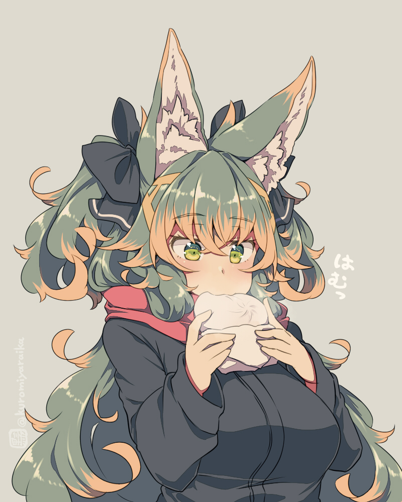1girl animal_ear_fluff animal_ears black_coat black_ribbon breasts coat commentary_request eating food green_eyes green_hair grey_background hair_ribbon kuromiya kuromiya_raika large_breasts long_hair mochi multicolored_hair orange_hair original red_scarf ribbon scarf simple_background solo steam two-tone_hair upper_body