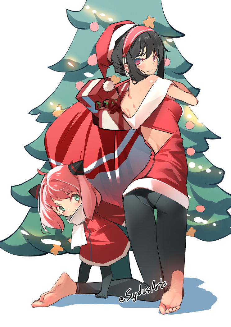 2girls anya_(spy_x_family) artist_name backless_outfit bag barefoot black_hair black_pants christmas christmas_tree commentary dress english_commentary green_eyes hairpods hat holding holding_bag kneeling looking_at_viewer mother_and_daughter multiple_girls off-shoulder_dress off_shoulder pants pink_hair red_dress red_eyes santa_hat scarf simple_background smile soles spy_x_family standing sydus toes twitter_username white_background white_scarf yor_briar