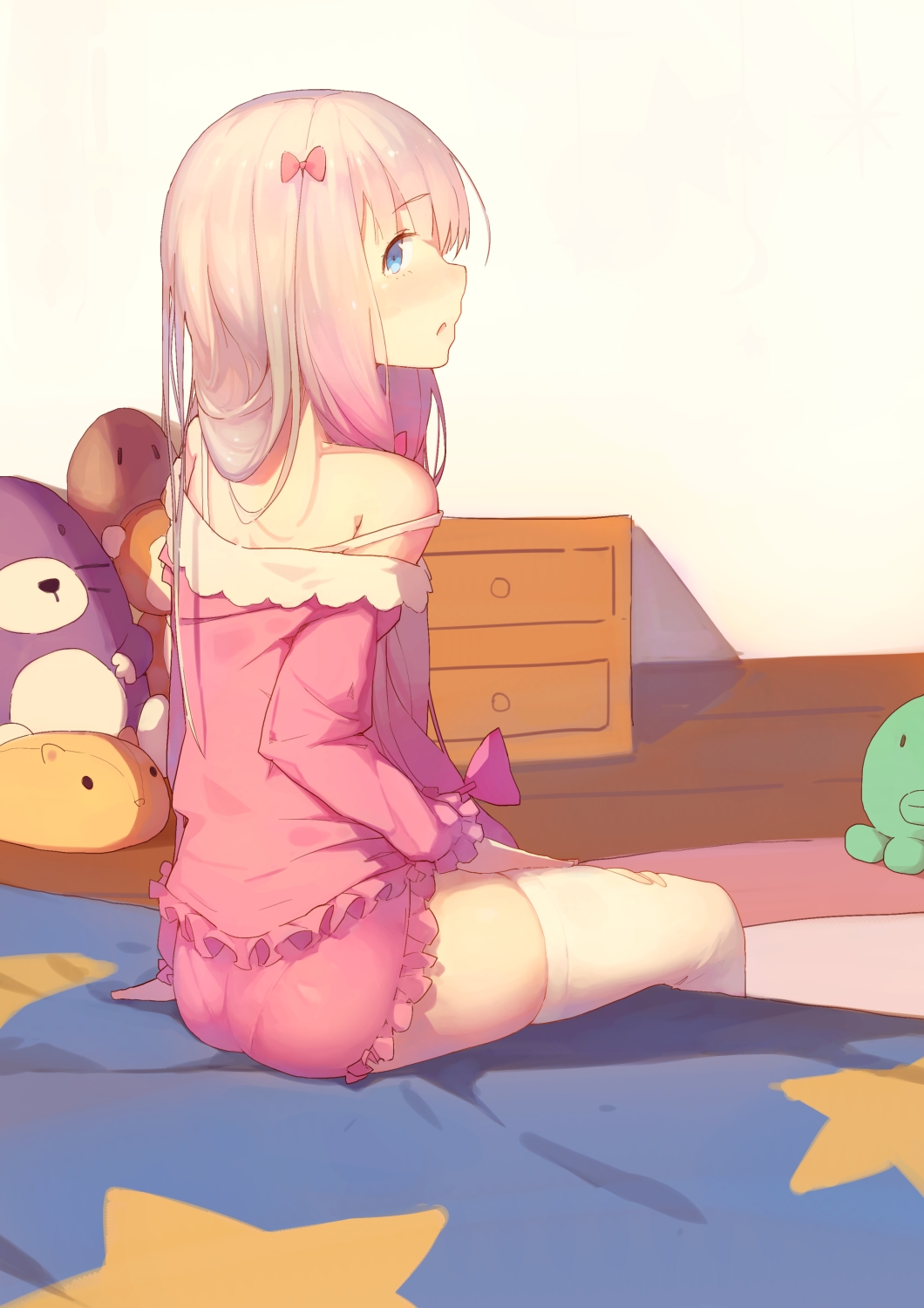 bare_shoulders blue_eyes blush bow commentary_request eromanga_sensei frills from_side hair_bow highres indoors izumi_sagiri long_hair long_sleeves looking_at_viewer looking_to_the_side off_shoulder on_bed pajamas parted_lips pink_hair red_bow sitting solo strap_slip stuffed_animal stuffed_cat stuffed_toy thighhighs white_legwear yong_mei-uta