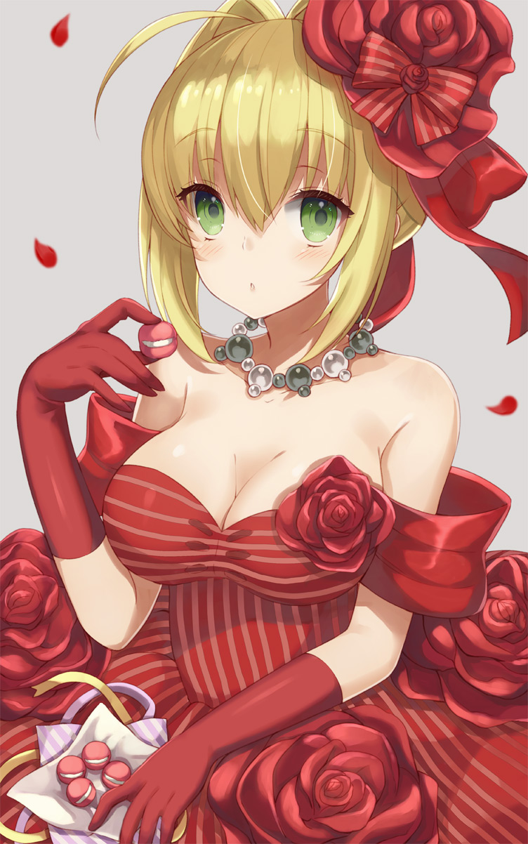 ahoge alternate_costume bare_shoulders blonde_hair breasts collarbone detached_sleeves dress elbow_gloves fate/extra fate_(series) gloves green_eyes hair_ribbon highres idol_emperor large_breasts nero_claudius_(fate) nero_claudius_(fate)_(all) off-shoulder_dress off_shoulder red_dress red_gloves ribbon simple_background solo striped striped_dress upper_body vertical-striped_dress vertical_stripes yuzu-aki