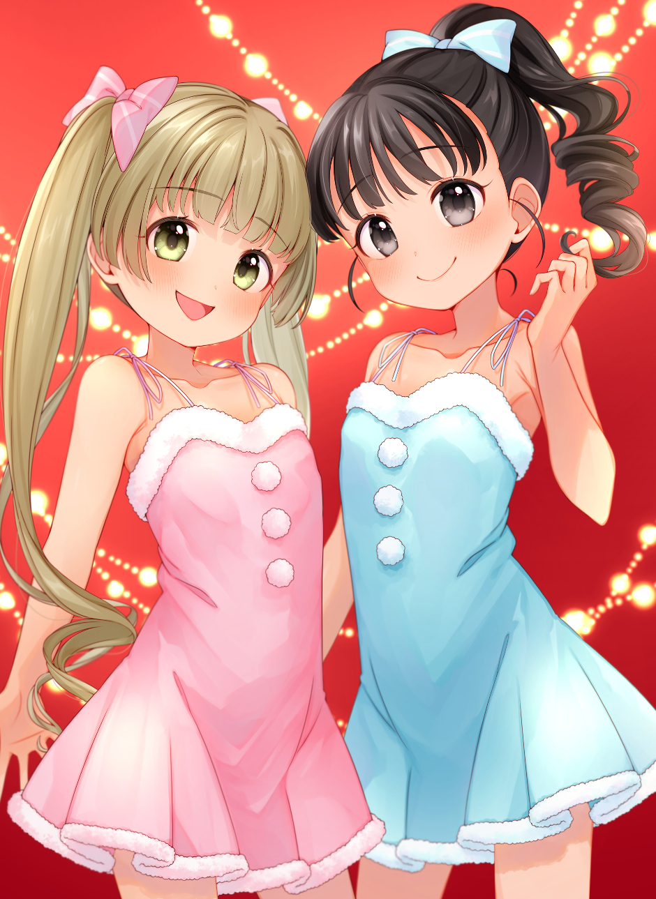 2girls 31reyo :d bare_shoulders black_eyes black_hair blonde_hair blue_bow blue_dress blunt_bangs blush bow child christmas_lights collarbone commentary cowboy_shot curled_fingers curly_hair dot_nose dress fukuyama_mai fur-trimmed_dress fur_trim hair_bow hand_up high_ponytail highres holding holding_hair idolmaster idolmaster_cinderella_girls legs_apart long_hair looking_at_viewer medium_hair multiple_girls open_mouth pink_bow pink_dress pom_pom_(clothes) raised_eyebrows red_background short_dress simple_background sleeveless sleeveless_dress smile spread_fingers standing straight_hair strap_gap twintails yellow_eyes yokoyama_chika