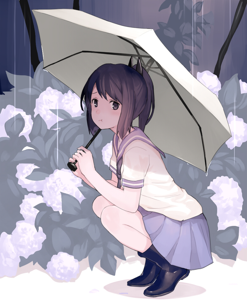 :t alternate_costume black_footwear blue_skirt boots brown_eyes brown_hair closed_mouth commentary_request floral_background flower from_side full_body hair_ribbon hydrangea i-401_(kantai_collection) kantai_collection keemu_(occhoko-cho) looking_at_viewer outdoors pleated_skirt ponytail pout rain ribbon rubber_boots school_uniform serafuku short_ponytail skirt sleeve_cuffs solo squatting tan tanline umbrella