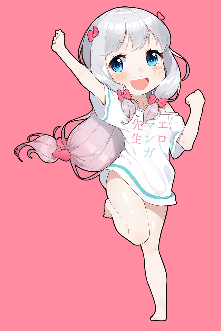 :d adrenaline!!! arm_up bangs blue_eyes blush bow chibi clothes_writing commentary_request copyright_name eromanga_sensei eyebrows_visible_through_hair full_body gradient_hair hair_bow hand_up izumi_sagiri long_hair looking_at_viewer low-tied_long_hair multicolored_hair off_shoulder open_mouth pink_background pink_hair shirt silver_hair simple_background smile solo standing standing_on_one_leg tareme teeth the_cold white_shirt