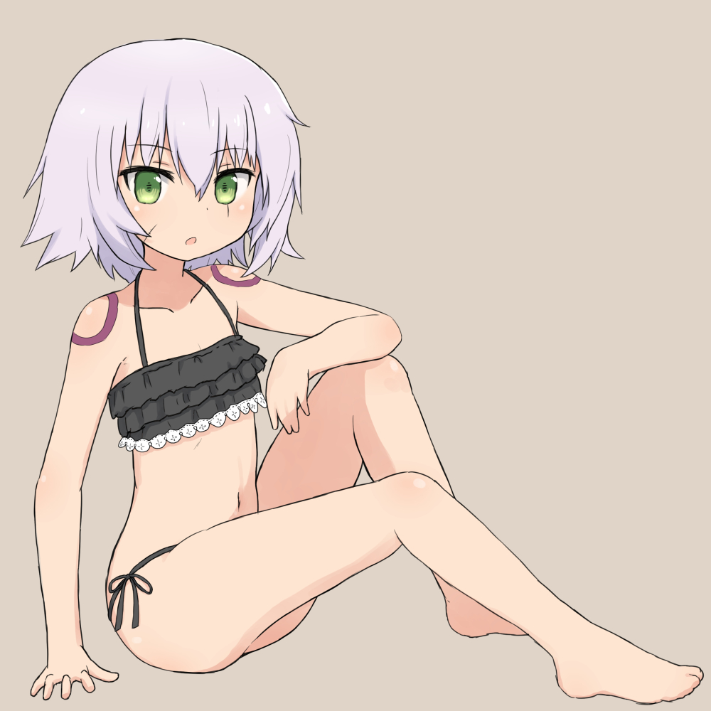 bangs barefoot bikini black_bikini breasts brown_background cleavage collarbone commentary_request facial_scar fate/apocrypha fate_(series) frilled_bikini_top frills full_body green_eyes hair_between_eyes hand_rest jack_the_ripper_(fate/apocrypha) knee_up lavender_hair looking_at_viewer navel open_mouth petite scar short_hair side-tie_bikini simple_background sitting small_breasts solo swimsuit tattoo yakihebi