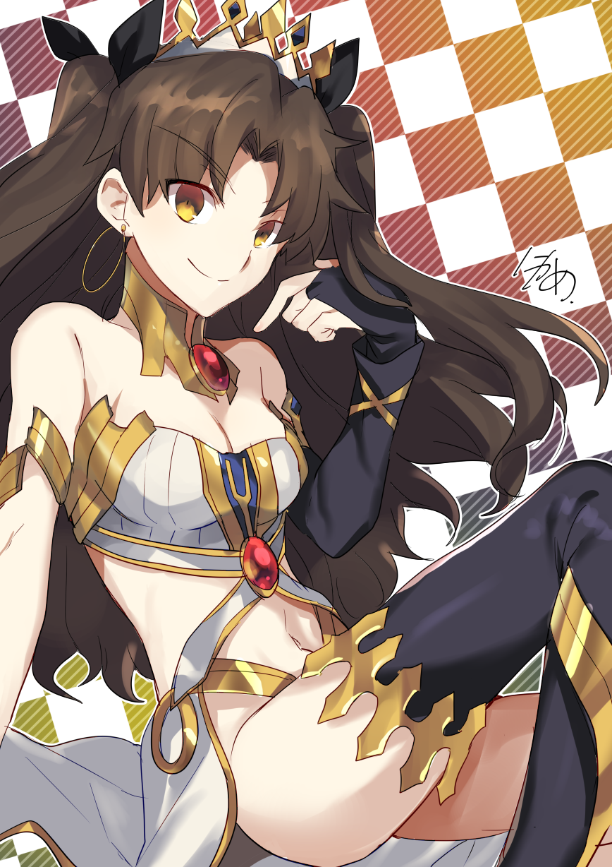 bangs bare_shoulders black_bow black_legwear bow breasts brown_hair checkered checkered_background cleavage closed_mouth crown eyebrows_visible_through_hair fate/grand_order fate_(series) gem hair_bow highres ishtar_(fate/grand_order) long_hair looking_at_viewer medium_breasts navel nikame parted_bangs single_sleeve sitting smile solo thighhighs thighs tsurime yellow_eyes