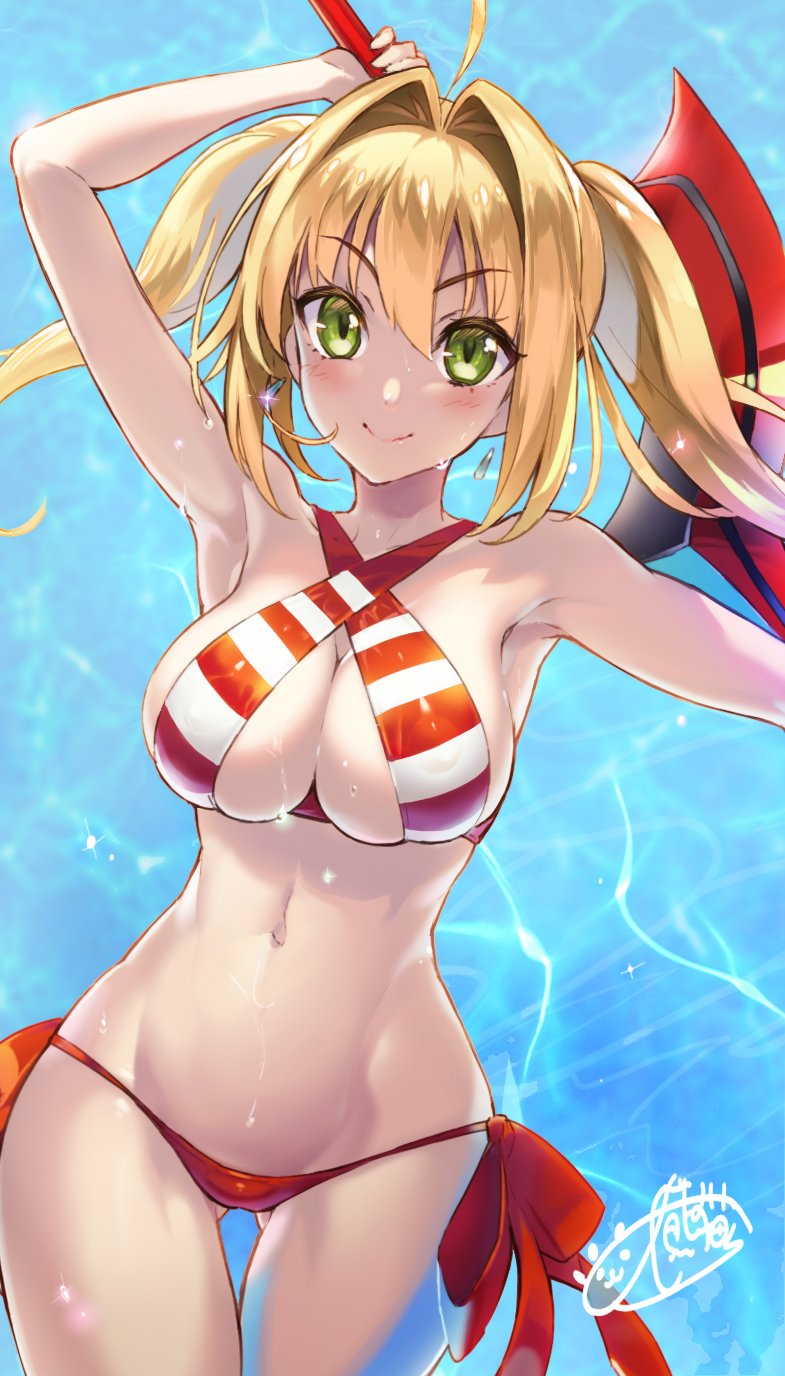 &gt;:) ahoge arm_up armpits ass_visible_through_thighs bangs bare_shoulders bikini blonde_hair blush breasts cleavage closed_mouth collarbone commentary_request cowboy_shot criss-cross_halter eyebrows_visible_through_hair eyelashes fate/extra fate/grand_order fate_(series) fingernails green_eyes groin hair_between_eyes hair_intakes halter_top halterneck hand_up highres holding holding_weapon jewelry large_breasts legs_together light_rays long_hair looking_at_viewer nail_polish navel nero_claudius_(fate)_(all) nero_claudius_(swimsuit_caster)_(fate) ookuma_(nitroplus) outdoors side-tie_bikini sidelocks skindentation smile solo stomach striped striped_bikini swimsuit sword thigh_gap twintails umbrella underboob v-shaped_eyebrows water water_drop weapon wet